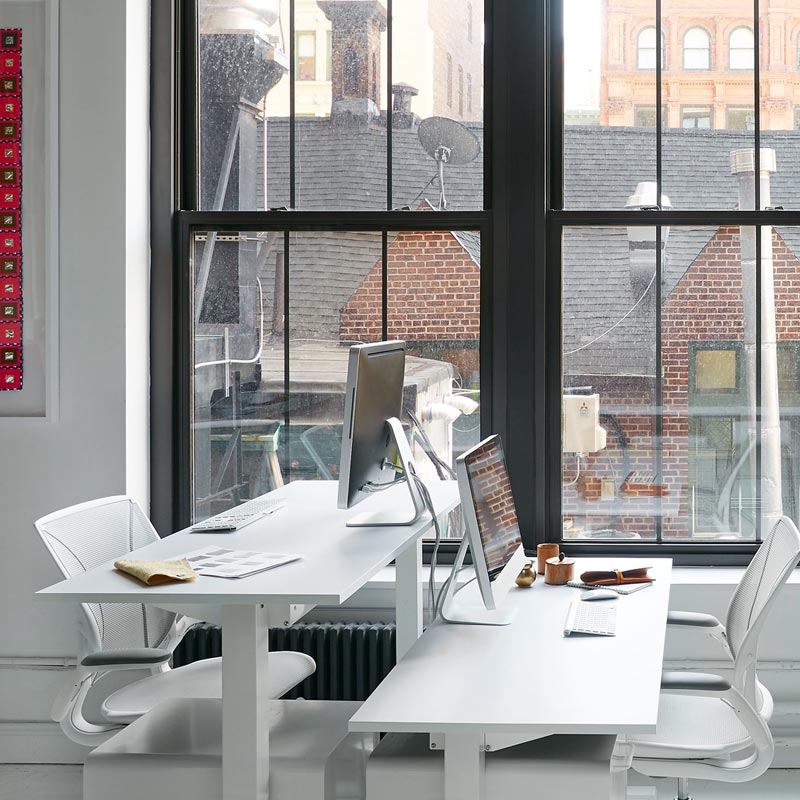 Humanscales_ Float-Sit to Stand Height Adjustable Table