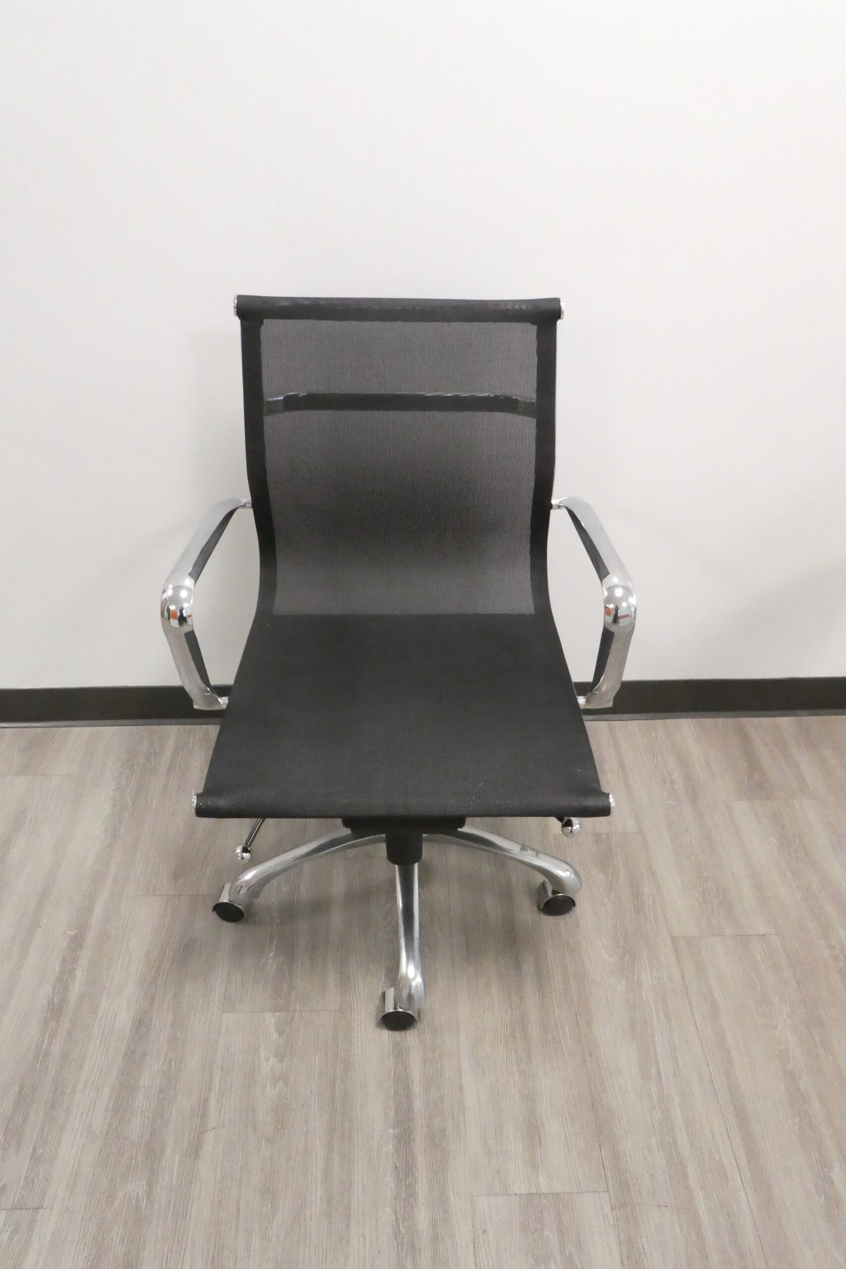 Eames Aluminum Group Management Chair with Pneumatic Lift