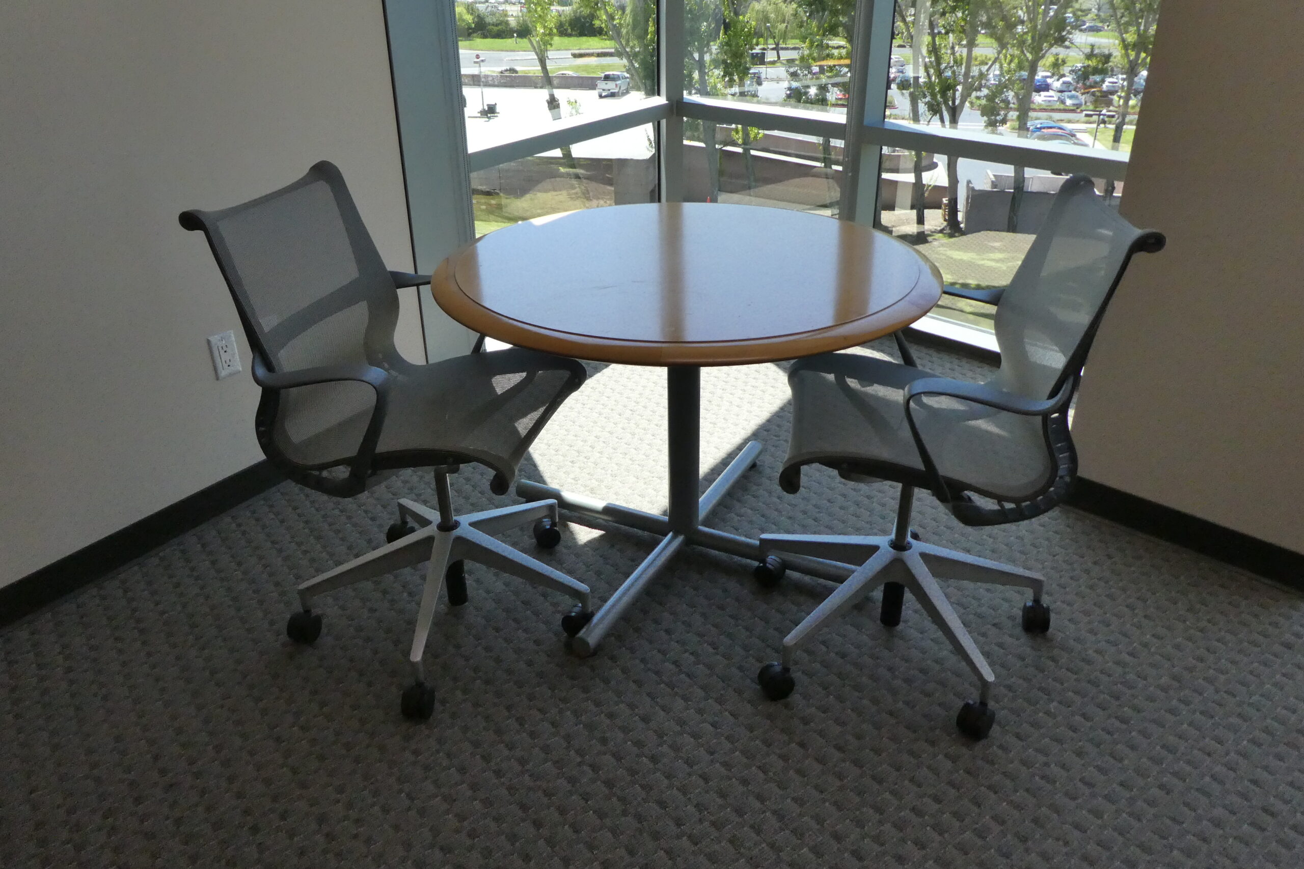 Veneer Round conference table 36" with silver support base
